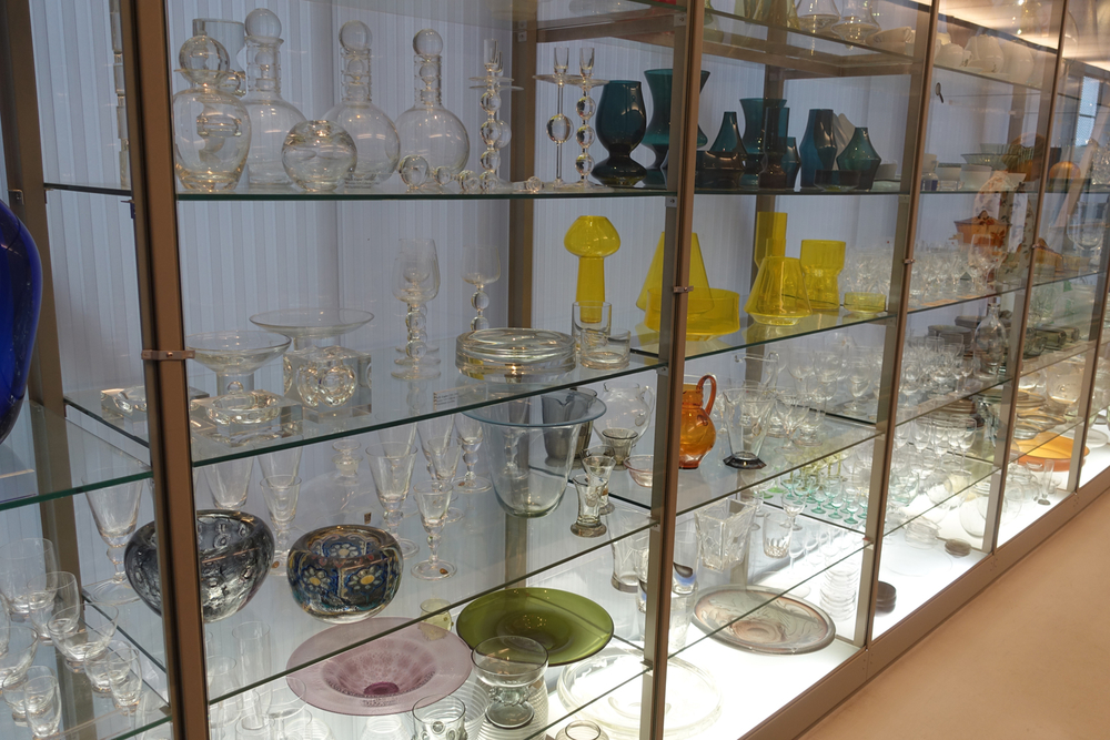 Vitrinekasten met glas van Copier glasmuseum leerdam